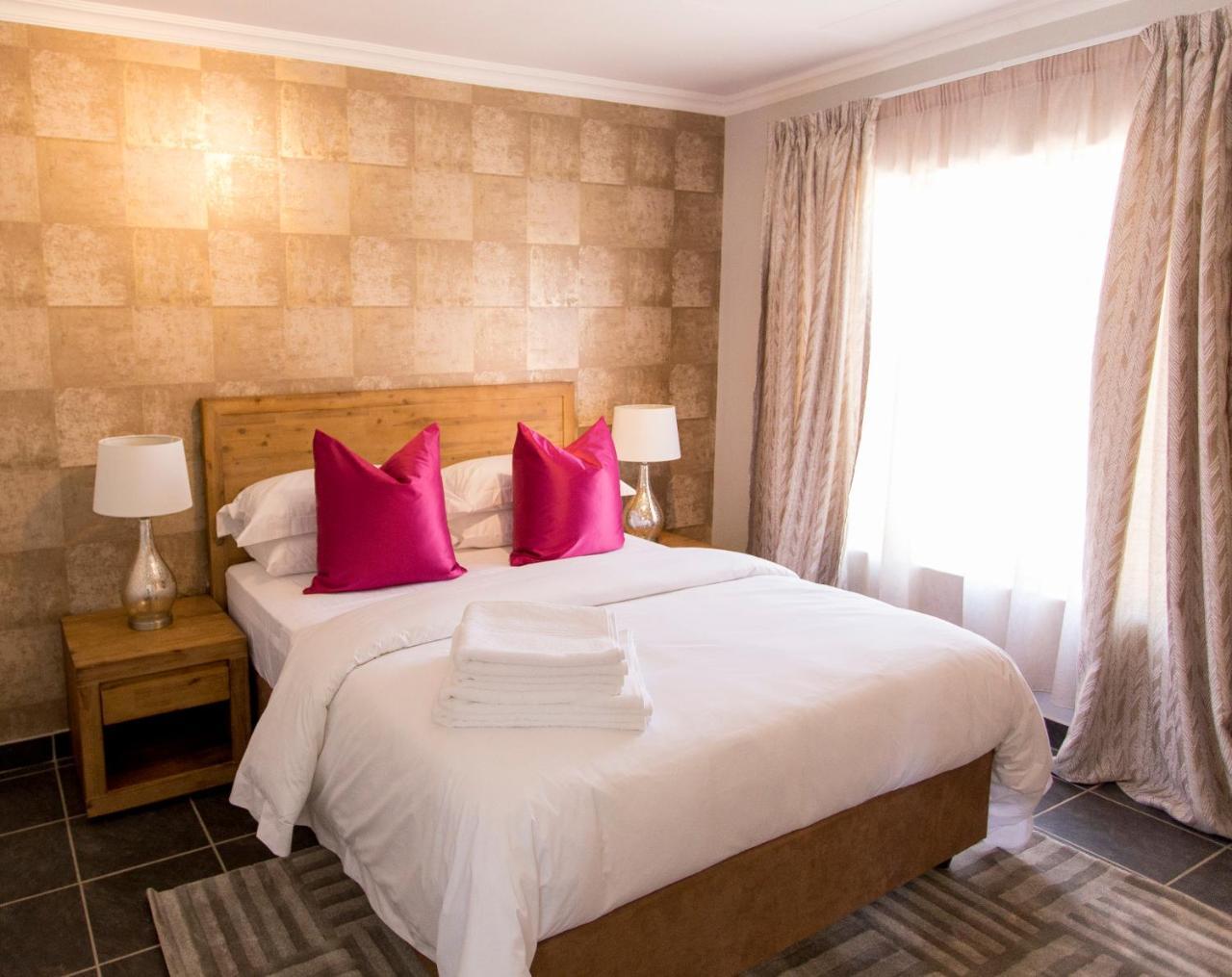 3 Lux Suites ミデルバーグ エクステリア 写真